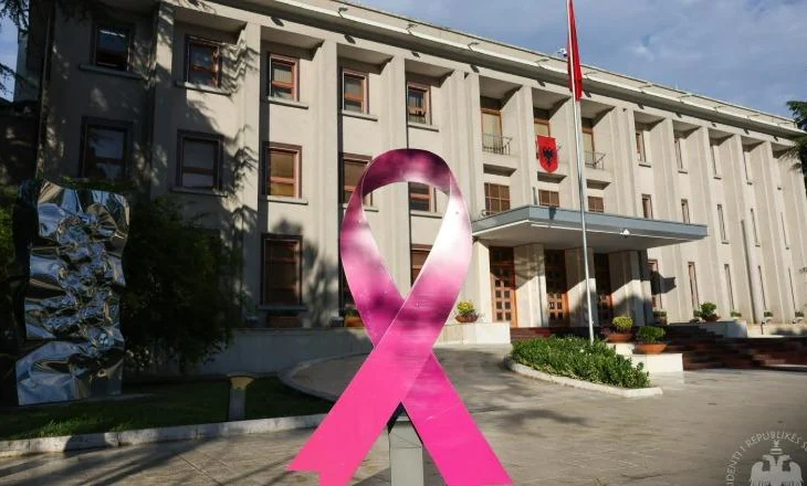 “Çdo rrugëtim ka rëndësi”/ Tetori rozë, Presidenti Begaj përcjell mesazh sensibilizues: Parandalimi dhe diagnostikimi..