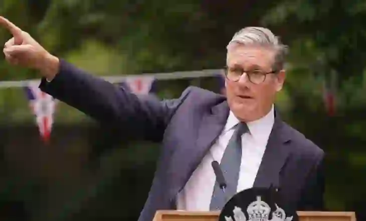 Çfarë do të ndodhë me “çunat”?! Britania mbyll hotelet që strehojnë azilkërkuesit