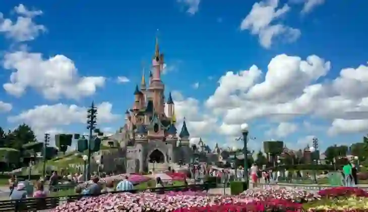 Çfarë do të thotë ‘kodi me tre fishkëllima’ në resortet e Disney-t?
