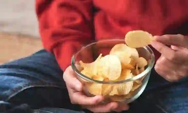Çfarë i ndodh trupit tuaj kur hani një qese patate të skuqura