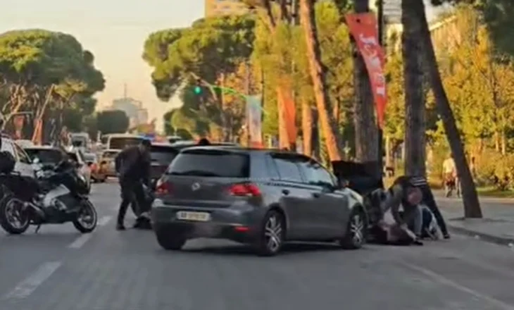 Çfarë ndodhi? Policia ndalon ‘Audin’ në mes të bulevardit në Tiranë, bien në pranga 3 persona