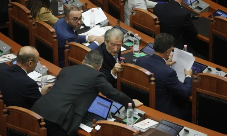 Çfarë po i thotë Berisha Eno Bozdos? Ministrja “përgjon” Toni Gogun. Fotot pikante nga seanca