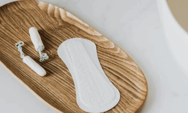 Çfarë zbulon mosha e menstruacioneve të para për ju?