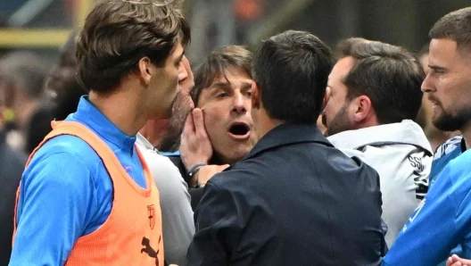 Chivu kundër Conte, çfarë kaosi në përballjen e vetme. Shtylla, kartonë të kuq, grindje dhe “copë mu*ti…”