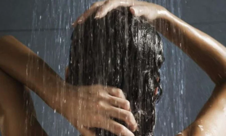 Cila është temperatura ideale e ujit në dush? Përgjigjen dermatologët