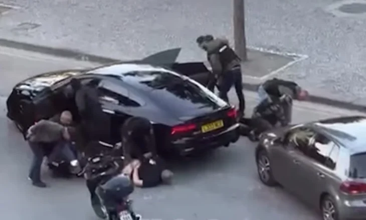 Civilët rrethojnë “Audin” me targa angleze! Operacionalja shtrin në tokë tre persona pranë Kryeministrisë