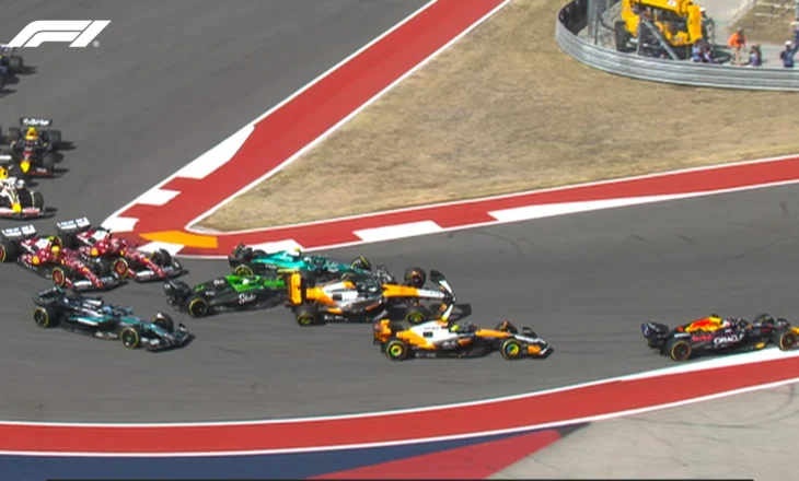 Çmenduri në Austin!!! Norris dhe Piastri përplasen në kthesën e parë, Verstappen fiton garën sprint (video)