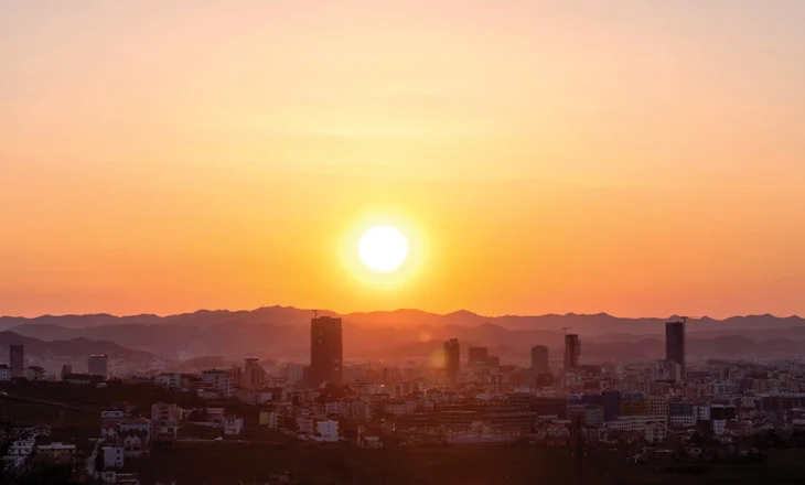 Çmimet e qirave të zyrave në Tiranë barazohen me Barcelonën, si po ndikon informaliteti