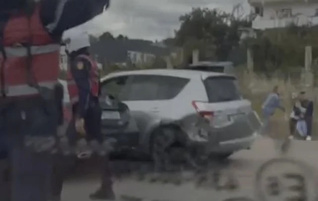 Dalin pamjet/ 31-vjeçari tentoi të arratisej nga policia dhe përplasi disa makina