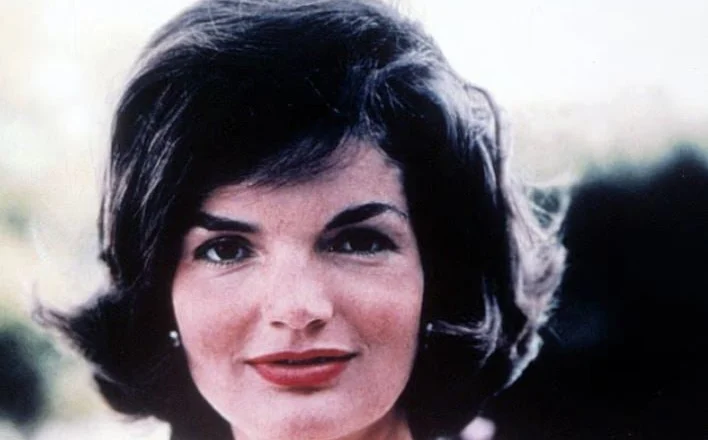 Dashuria sekrete e Jackie Kennedy me njërin nga njerëzit më të afërt të presidentit amerikan, letrat sekrete zbulojnë historinë