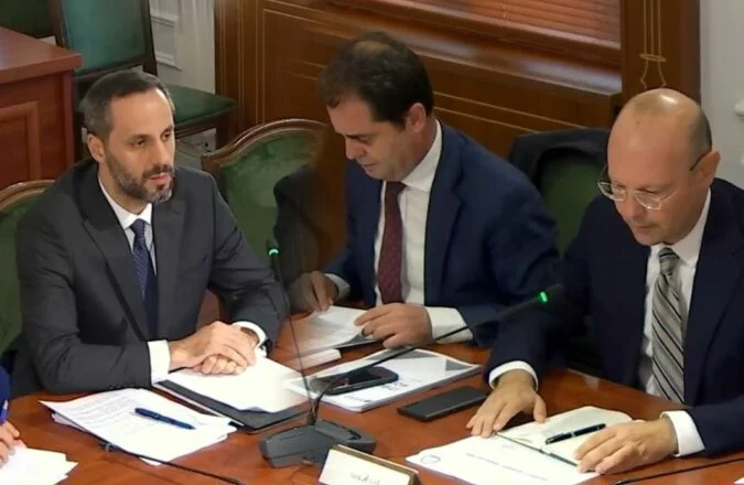 Debat i ashpër në Komision/ ‘Ligjin 7501 nuk e miratoi PD-ja!’, përplasje mes Kasos dhe Lamallarit
