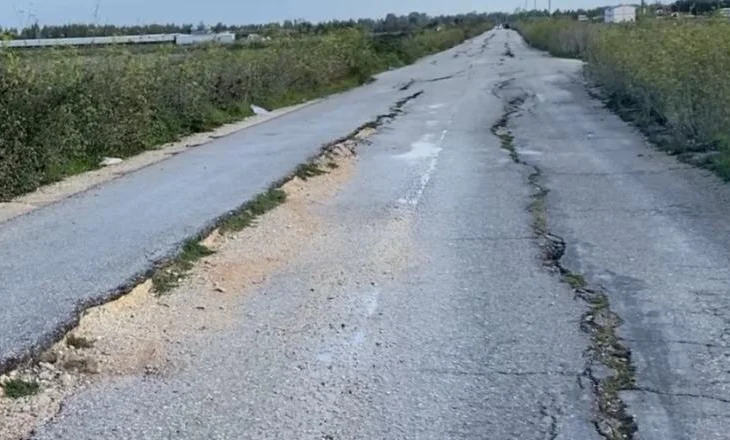 Del bari mbi asfaltin e çarë, banorët: E dëmtuan mjetet e rënda të naftës