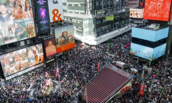 “Demokraci, jo monarki”/ Sheshi “Times Square” mbushet plot me protestues kundër politikave të Trump