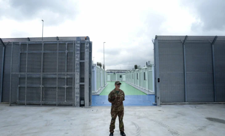 Deputetët e opozitës italiane vizitojnë qendrat për emigrantët në Shqipëri: Projekt i dështuar
