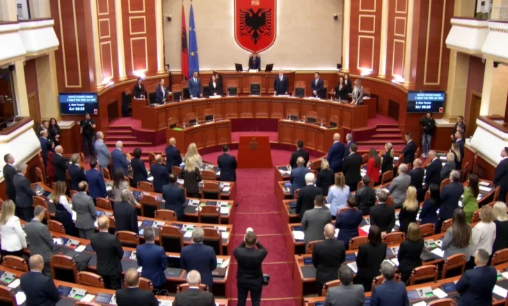 Deputetët mbajnë 1 minutë heshtje në Kuvend për gjyqtarin e vrarë Astrit Kalaja