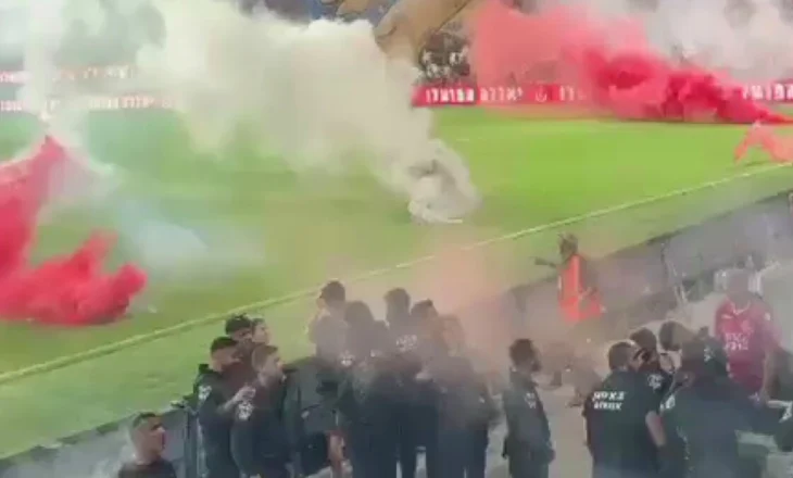 Derbi Hapoel-Maccabi anulohet pas dhunës në stadium, tifozët hedhin fishekzjarrë dhe plagosin policë