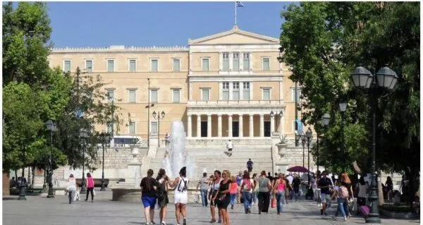 Deri 13 orë në ditë/ Parlamenti miraton projektligjin për zgjatjen e orarit të punës, sindikata në grevë