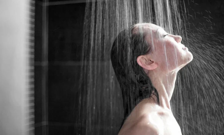 Dermatologia zbulon: Kjo është temperatura ideale e ujit për dushin