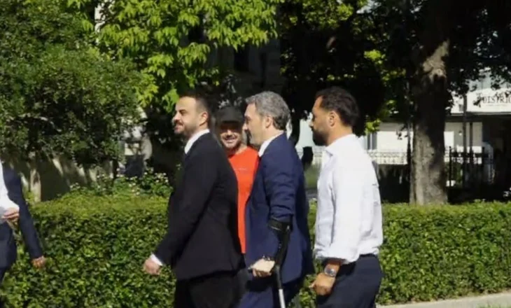 Dështon seanca në GJKKO/ Bardh Spahia nuk shkoi se ka thyer këmbën, prokurorja: Të vijë me paterica!