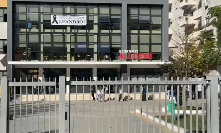 Dhimbje në shkollën e adoleshentit/ Lule në klasën e 17-vjeçarit që humbi jetën në aksident