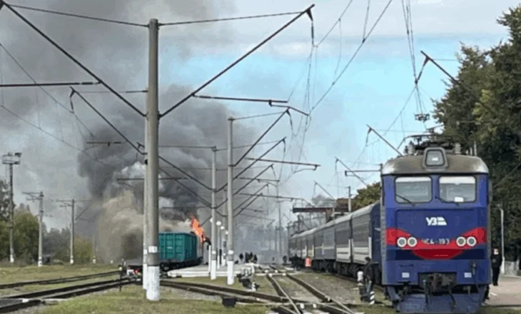 Dhjetëra të plagosur nga sulmi rus në një tren pasagjerësh në Ukrainë