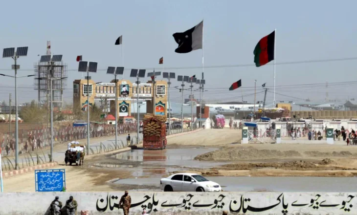 Dhjetëra të vrarë në luftime të ashpra përgjatë kufirit Pakistan-Afganistan