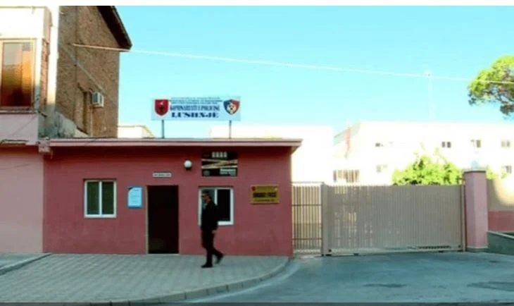 Dhunë në familje/ Kanosi nusen e xhaxhait pasi i rrahu gjyshen, procedohet 46-vjeçari në Lushnje