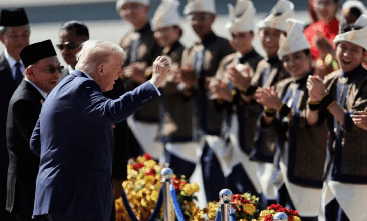 Donald Trump kërcen në Malajzi, presidenti amerikan merr pjesë në samitit e ASEAN-it