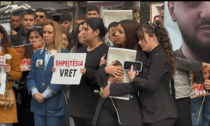 ‘Drejtësi për Leandron’— Vlorë, qindra qytetarë në marshim heshtjeje për 17-vjeçarin e ndarë nga jeta tragjikisht