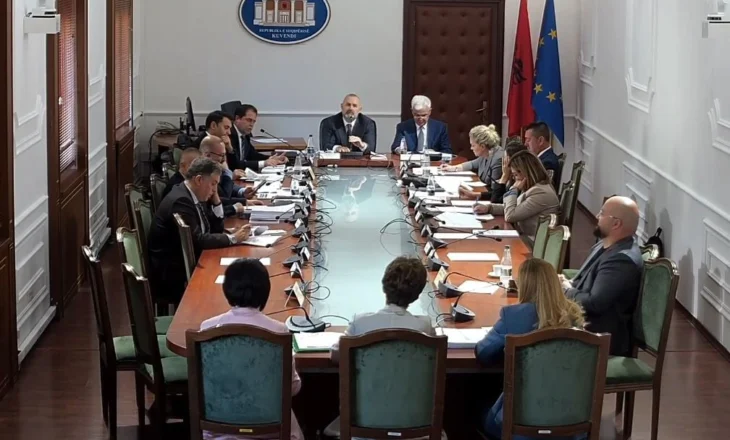 “Drejtuesit e administratës bënë fushatë”/ Komisionerja i përgjigjet Bylykbashit te “Ligjet”: Nuk kemi lejuar emërime gjatë fushatës