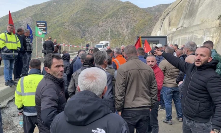 “Duam kushte për punë!”/ Përshkallëzohet protesta, policia shoqëron dy protestues
