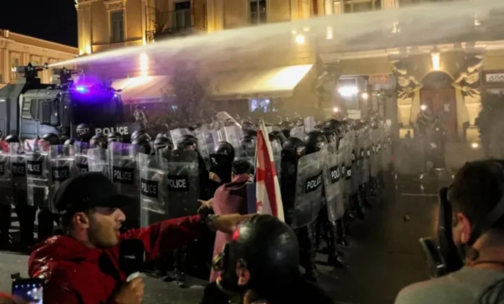“Duan zgjedhje të parakohshme”/ Mijëra protestues mësyjnë në rrugët e Tbilisit, tentojnë të sulmojnë pallatin presidencial në Gjeorgji