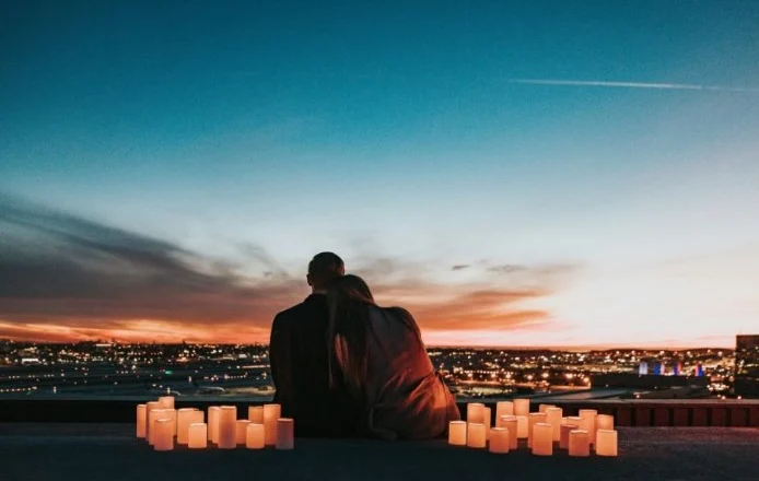 “Duhet të bëni më shume lëshime në jetën tuaj në çift”, parashikimi i yjeve për secilën shenjë Horoskopi