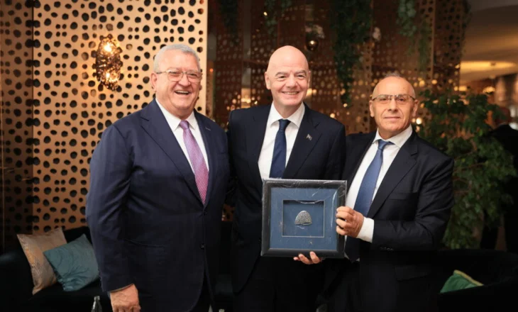 Duka merr pjesë në ceremoninë e dekorimit të Presidentit të FIFA-s, Xhani Infantino, në Prishtinë