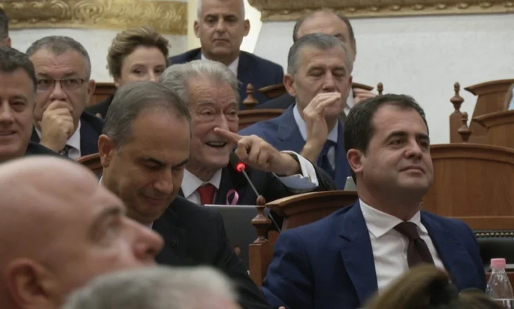Dumani nuk e thërret Ulsiun që t’ia zhveshë kostumet, por ua fsheh dosjet/ Berisha lexon përgjimet e Tao Ballës