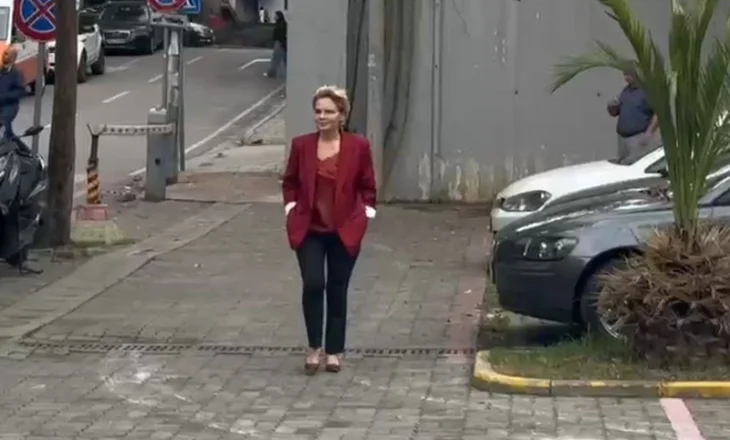 E buzëqeshur dhe me duar në xhepa, Monika Kryemadhi shkon në GJKKO