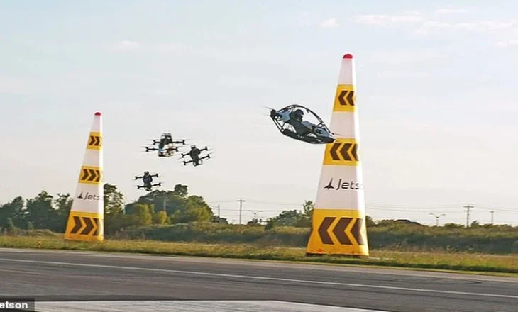 E çuditshme/ Formula 1 “guxon” në qiell! Zhvillohen garat e para me makina fluturuese (FOTOT)