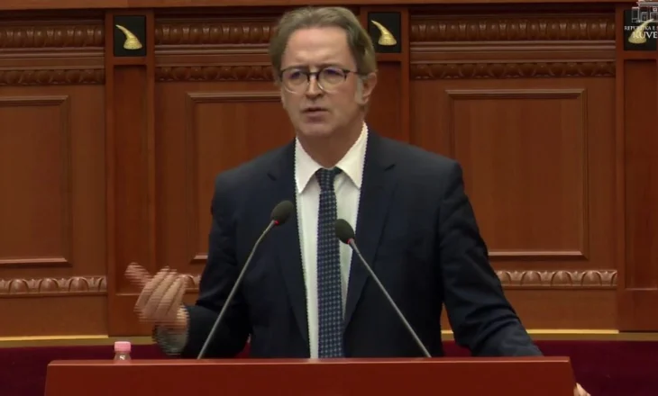 “E mbyllët seancën pas reagimit emocional të opozitës”/ Alizoti kërkon debat për programin e qeverisë: Nuk pashë asgjë për Kosovën