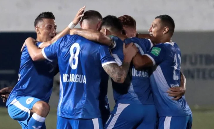 E PABESUESHME! Policia mësyn dhomat e zhveshjes për të arrestuar futbollistin e kombëtares