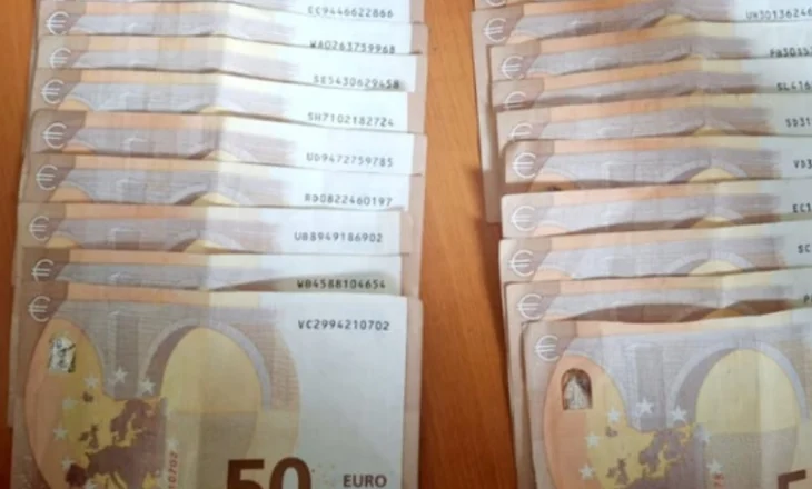 E pazakontë/ Dy qytetarë gjejnë shumë të konsiderueshme parash në rrugë, i dorëzojnë në polici