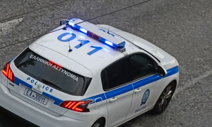 E rëndë/ 18-vjeçari vret nënën e tij dhe telefonon policinë, e mbyti me…