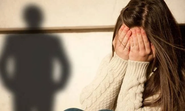 E rëndë në Korçë/ 16-vjeçari dhunon dhe kryen marrëdhënie me të miturën, të përfshirë edhe persona të tjerë
