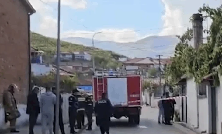 E rëndë në Maliq! Banesa përfshihet nga zjarri, vdes nëna dhe djali 14-vjeçar, fëmija tjetër në spital