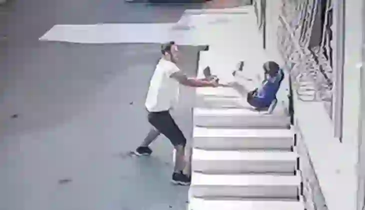 E rëndë në Turqi! Një burrë ndjek një fëmijë 7-vjeçar, e ngre peshë dhe e hedh nga një lartësi