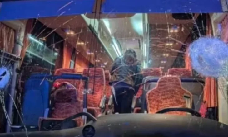 E rëndë/ Qëllohet me gur autobusi që po transportonte tifozët e ekipit të njohur, humb jetën shoferi