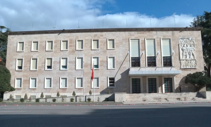 Edi Rama kthen Vali Bizhgën dhe emëron zv/ministre kandidaten që do ta zëvendësonte në postin e shefes së kabinetit…