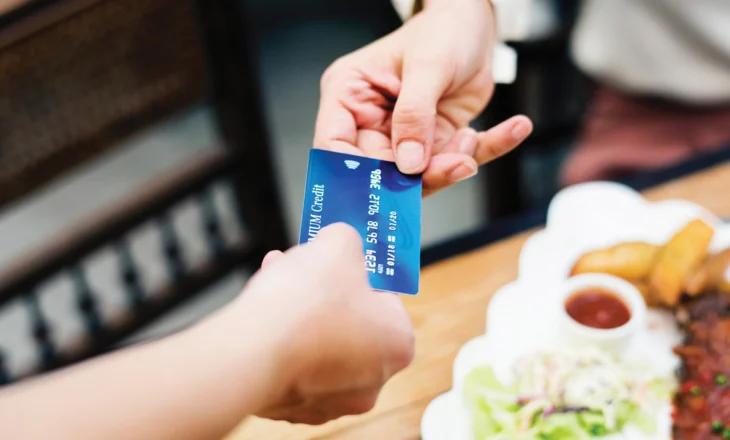 Ekonomi “pa cash”: ambicioze apo utopike?