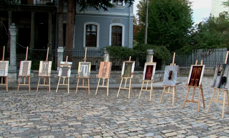 Ekspozita “Gjurmë portash”, 24 fotografi tregojnë hyrjet më të bukura të shtëpive karakteristike të Korçës