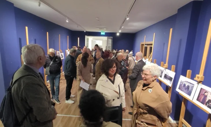 Ekspozita “Një popull në lëvizje”, italiani Gianni Bellesia sjell fotografitë e realizuara 31 vite më parë