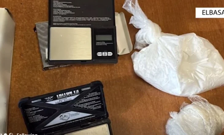 Elbasan – Thyen “arrestin në shtëpi”, kapet me kokainë dhe peshore elektronike, në pranga 35-vjeçari